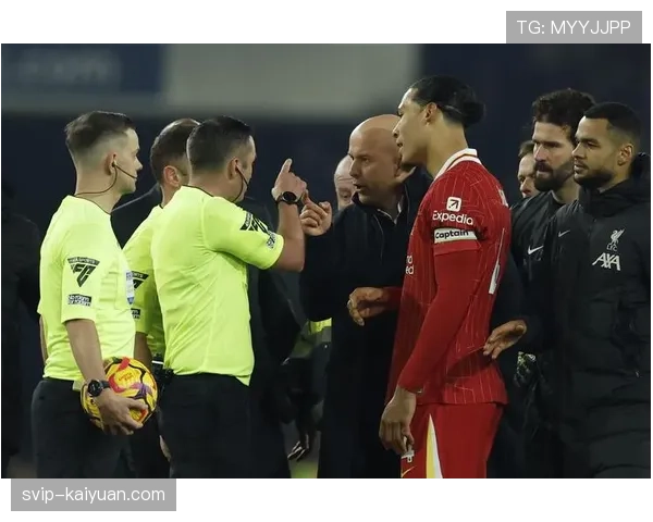 英超关键节点裁判判罚引争议 VAR介入程度影响比赛公正性 英超关键节点裁判判罚引争议 VAR介入程度影响比赛公正性